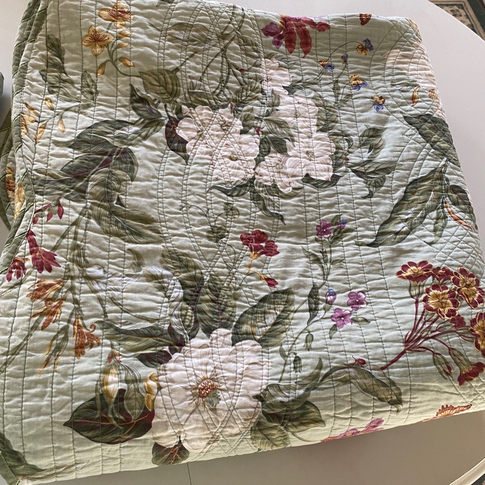 Waverly Queen Quilted bedspread - green/floral